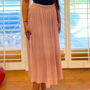 UNIQLO | Blush pleated elastic waist midi skirt